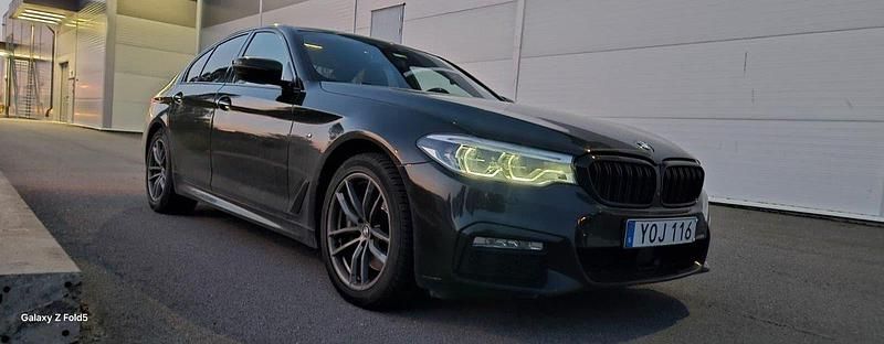 Svart Begagnad 2018 BMW 530 M Sport Sedan | 304 900 kr (Bra pris) - Bild 1/4