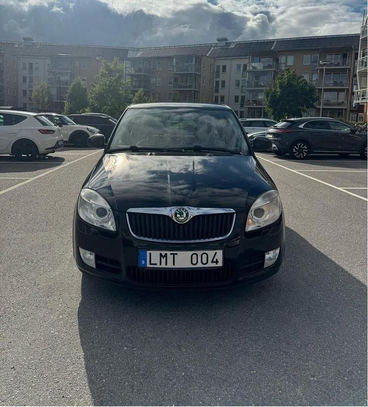Svart Begagnad 2010 Skoda Fabia Halvkombi | 35 000 kr (Marknadspris) - Bild 1/4