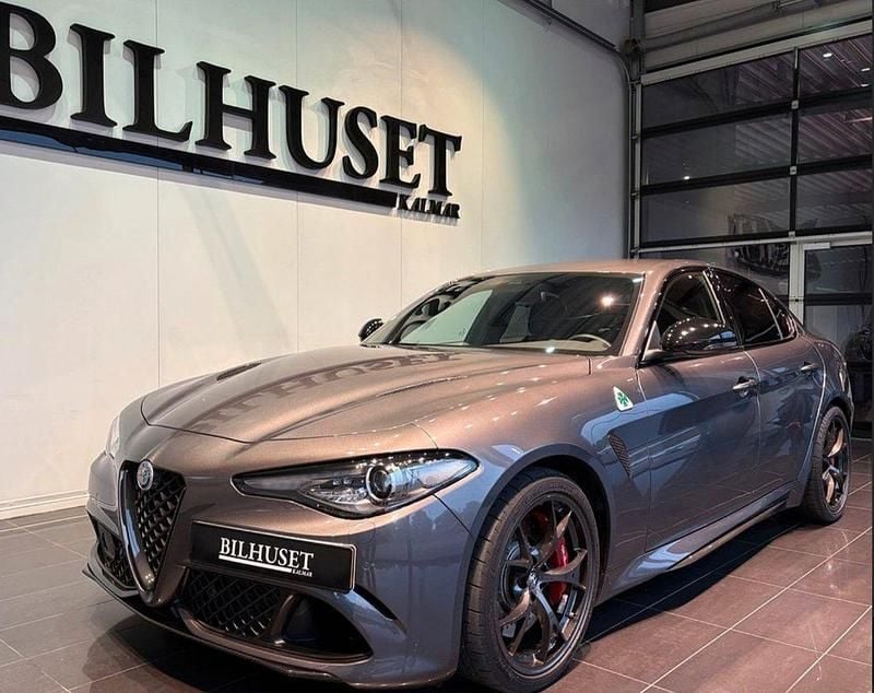 Grå Begagnad 2023 Alfa Romeo Giulia Quadrifoglio Sedan | 899 900 kr - Bild 1/4