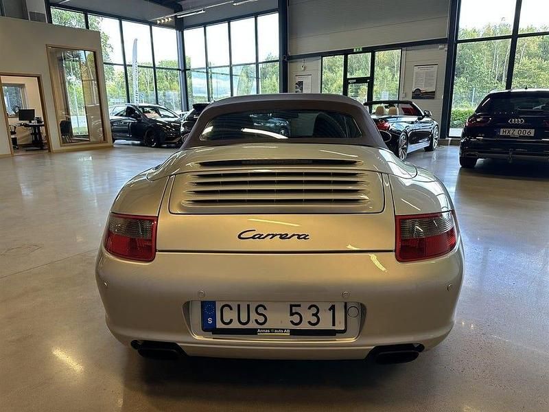 Begagnad Porsche 911 Carrera 325 HK (239 kW) 2005 Silver Cab