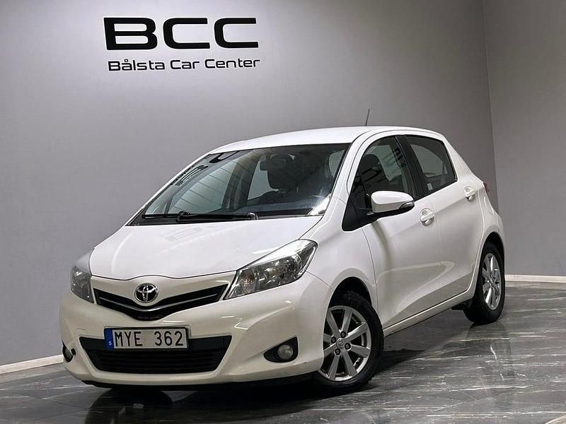 Vit Begagnad 2012 Toyota Yaris Active Halvkombi | 59 900 kr (Bra pris) - Bild 1/3