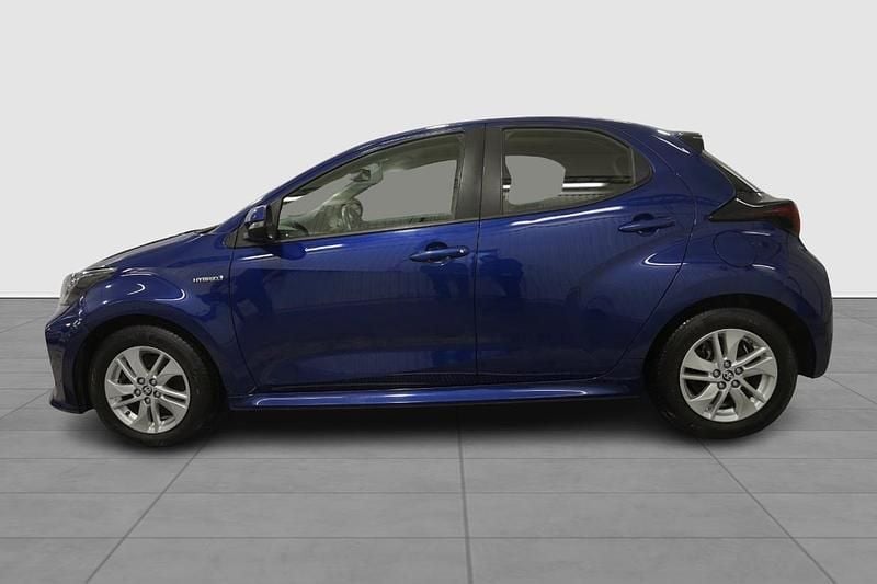 Mörkblå Begagnad 2022 Toyota Yaris Hybrid Active Halvkombi | 179 900 kr (Marknadspris) - Bild 1/4