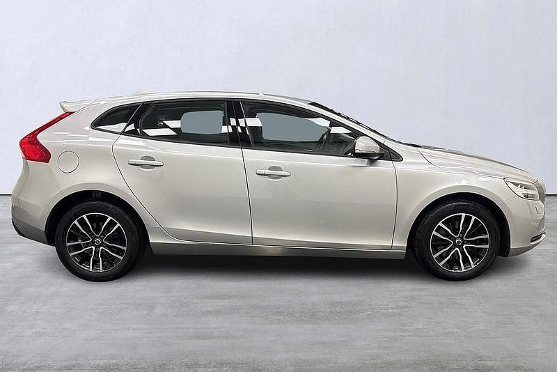 Begagnad Volvo V40 Business Edition 151 HK (111 kW) 2016 Silver Halvkombi
