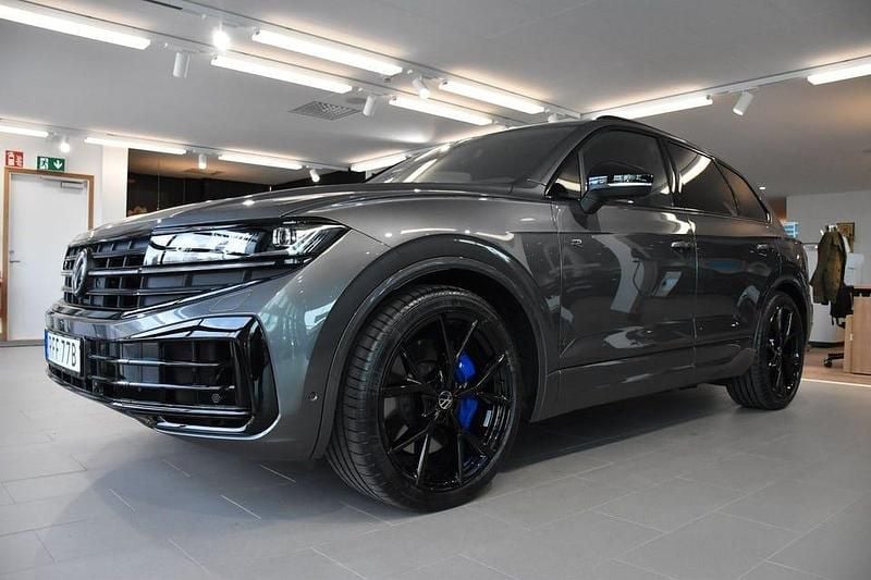 Silicon grey metallic Begagnad 2024 VW Touareg R SUV | 949 800 kr - Bild 1/3