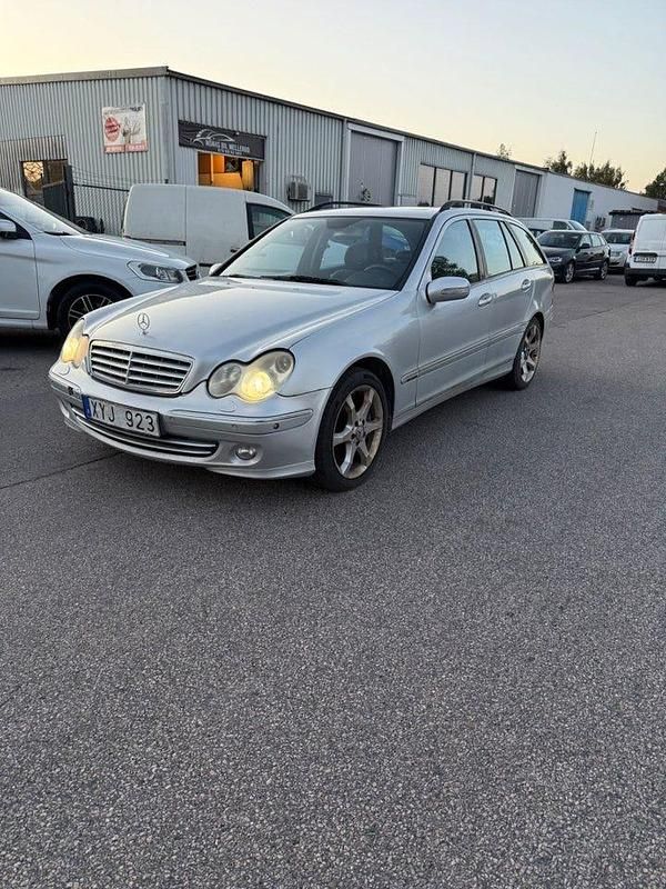 Silver Begagnad 2005 Mercedes C320 Avantgarde Kombi | 15 900 kr - Bild 1/4