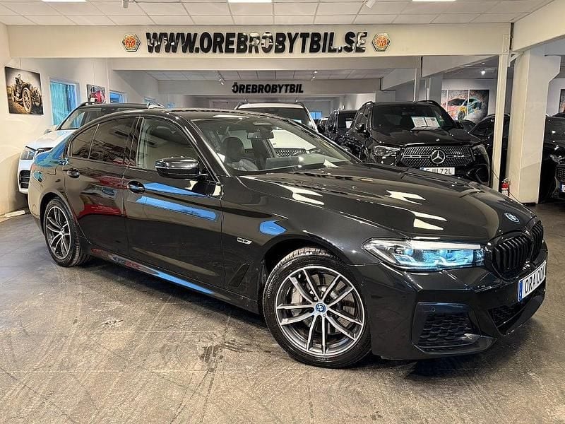 Svart Begagnad 2022 BMW 530e M Sport Sedan | 404 900 kr (Marknadspris) - Bild 1/4