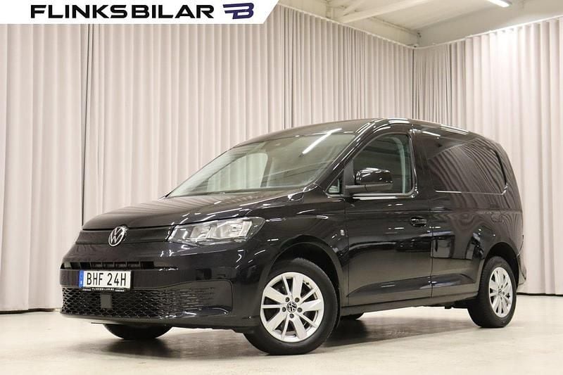 Svart (deep black pärleffekt) Begagnad 2021 VW Caddy Minibuss | 269 800 kr (Marknadspris) - Bild 1/4