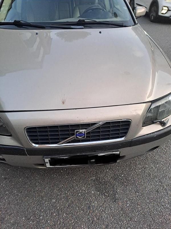 Brun Begagnad 2004 Volvo S60 Sedan | 29 000 kr (Bra pris) - Bild 1/4