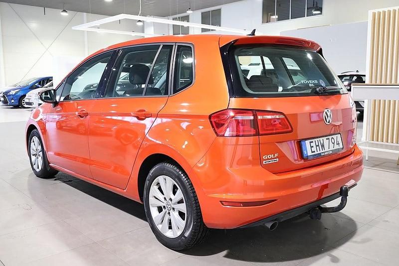 Begagnad VW Golf VII 110 HK (80 kW) 2016 Orange Halvkombi