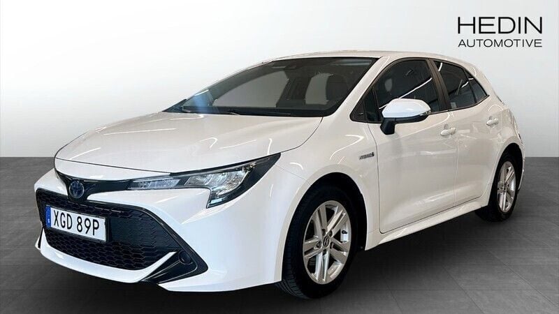 Vit (white) Begagnad 2019 Toyota Corolla Hybrid Halvkombi | 189 900 kr (Bra pris) - Bild 1/4