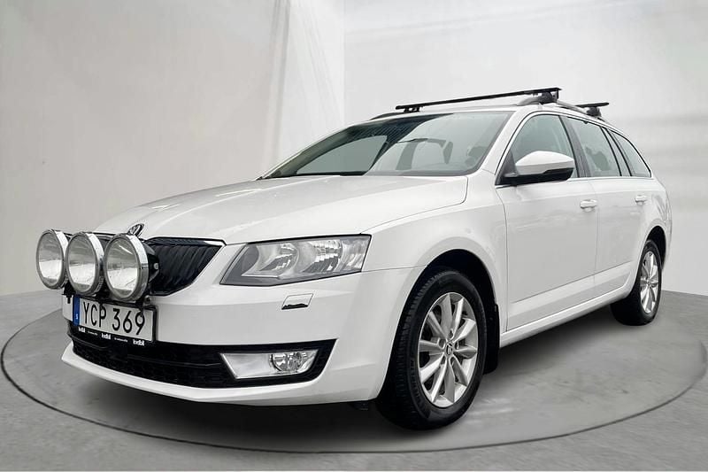 Vit Begagnad 2016 Skoda Octavia Sedan | 129 000 kr (Marknadspris) - Bild 1/4