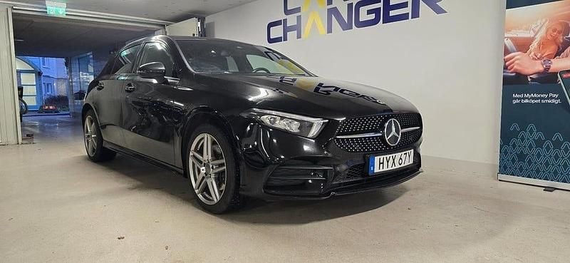 Svart Begagnad 2022 Mercedes A250 AMG Halvkombi | 259 900 kr (Marknadspris) - Bild 1/4
