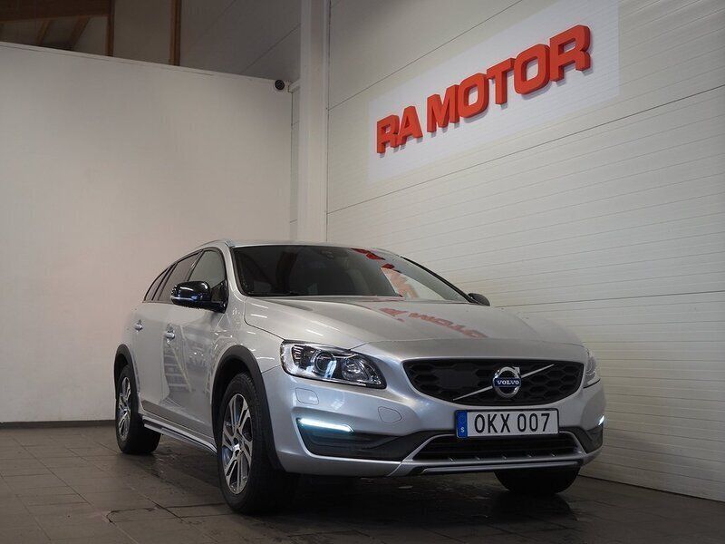 Silver Begagnad 2016 Volvo V60 CC Summum Kombi | 219 900 kr (Marknadspris) - Bild 1/3