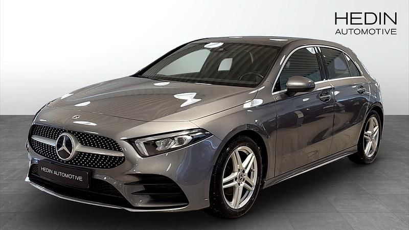 Grå Begagnad 2022 Mercedes A180 AMG line Kombi | 285 900 kr (Lite dyr) - Bild 1/4