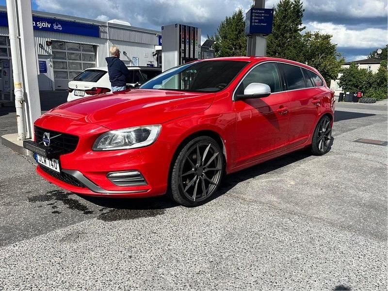 Röd Begagnad 2016 Volvo V60 R-Design Kombi | 160 000 kr (Marknadspris) - Bild 1/4