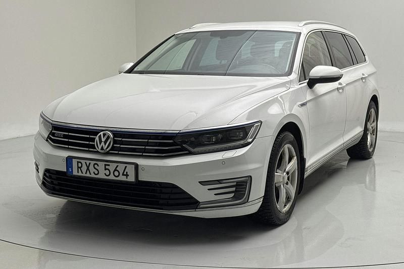 Vit Begagnad 2016 VW Passat | 138 000 kr (Marknadspris) - Bild 1/4