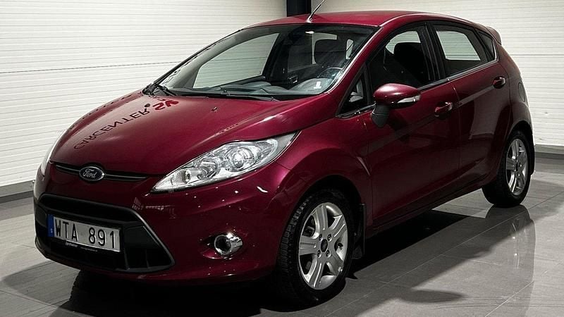Röd Begagnad 2011 Ford Fiesta Titanium Halvkombi | 39 900 kr (Marknadspris) - Bild 1/4