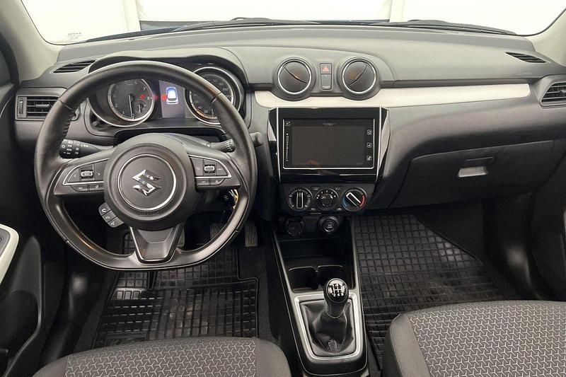 Blå Begagnad 2017 Suzuki Swift Halvkombi | 125 000 kr (Marknadspris) - Bild 1/4
