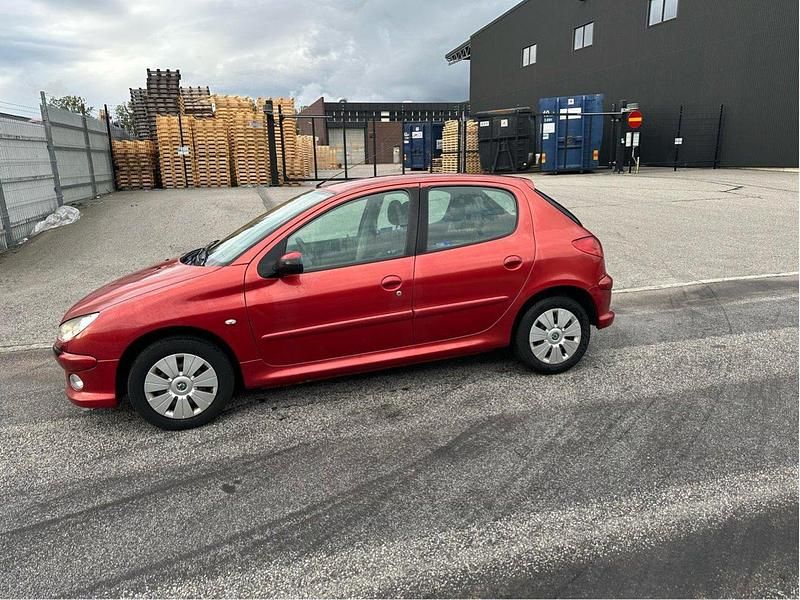 Röd Begagnad 2006 Peugeot 206 Halvkombi | 17 500 kr (Bra pris) - Bild 1/1