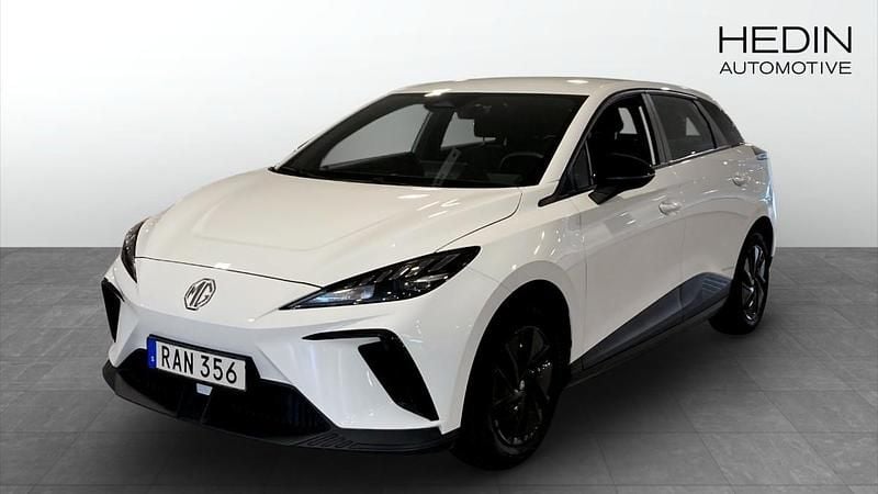 Vit (white) Begagnad 2023 MG MG4 EV Halvkombi | 249 900 kr - Bild 1/4