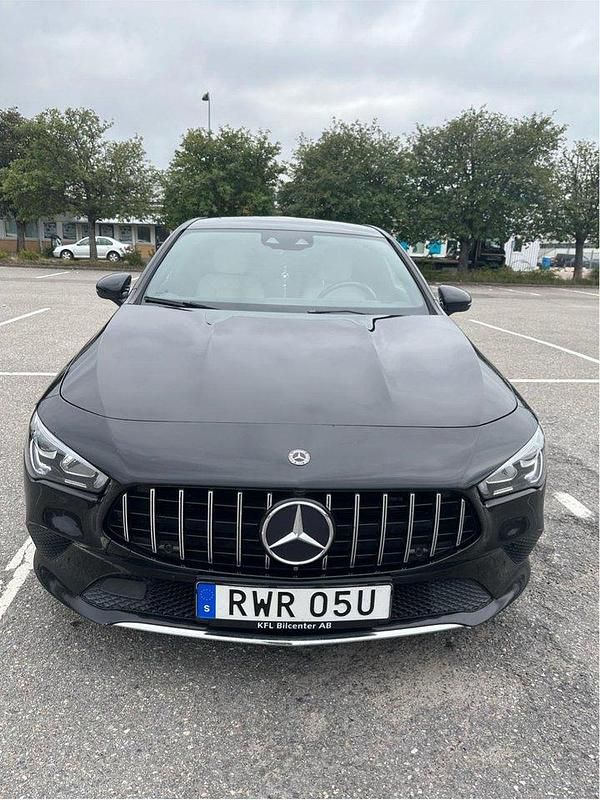 Svart Begagnad 2019 Mercedes CLA220 Sedan | 269 000 kr (Bra pris) - Bild 1/4