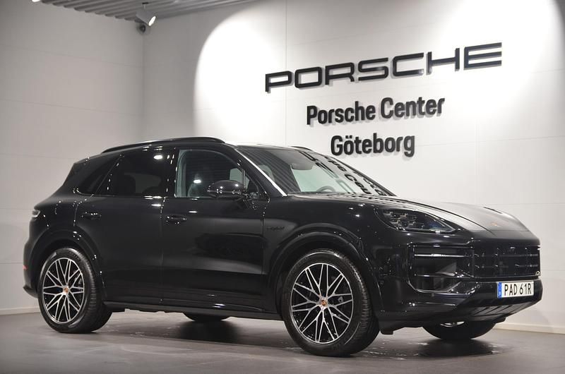 Svart Ny 2026 Porsche Cayenne Black Edition SUV | 1 468 400 kr - Bild 1/4