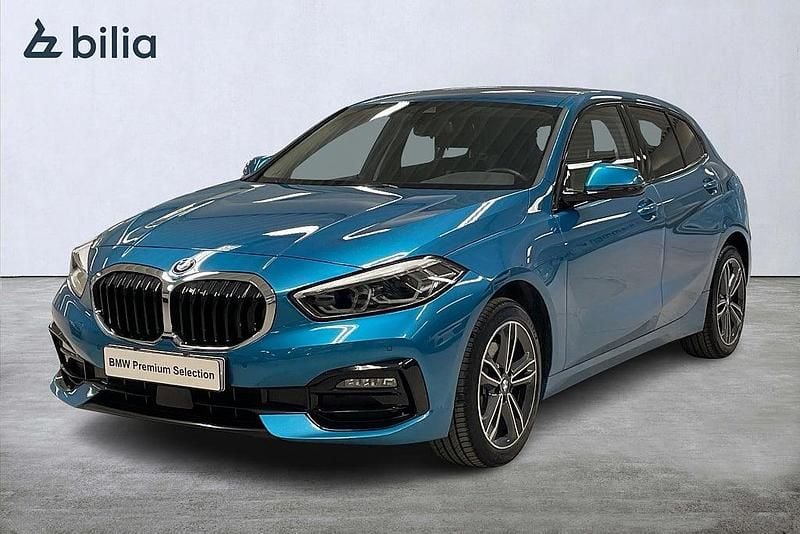 Begagnad BMW 118 Sport Line 136 HK (100 kW) 2022 Blå Halvkombi
