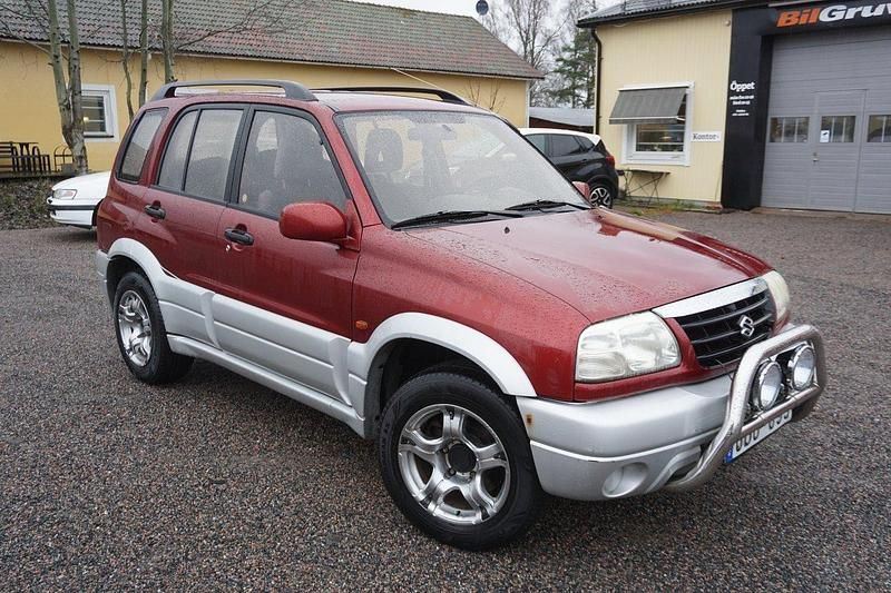 Röd Begagnad 2004 Suzuki Grand Vitara SUV | 64 900 kr (Dyr) - Bild 1/4