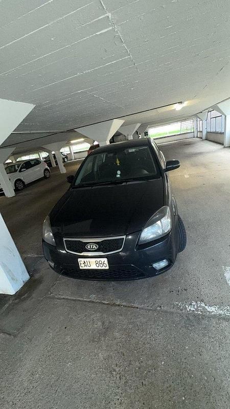 Svart Begagnad 2010 Kia Rio 4 Halvkombi | 29 900 kr (Marknadspris) - Bild 1/4