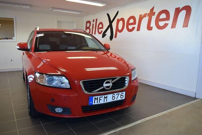 Röd Begagnad 2012 Volvo V50 Momentum Kombi | 94 900 kr (Lite dyr) - Bild 1/4