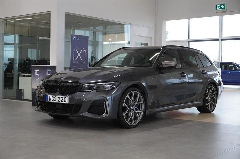 Grå Begagnad 2022 BMW M340 M Sport Sedan | 579 800 kr (Marknadspris) - Bild 1/4