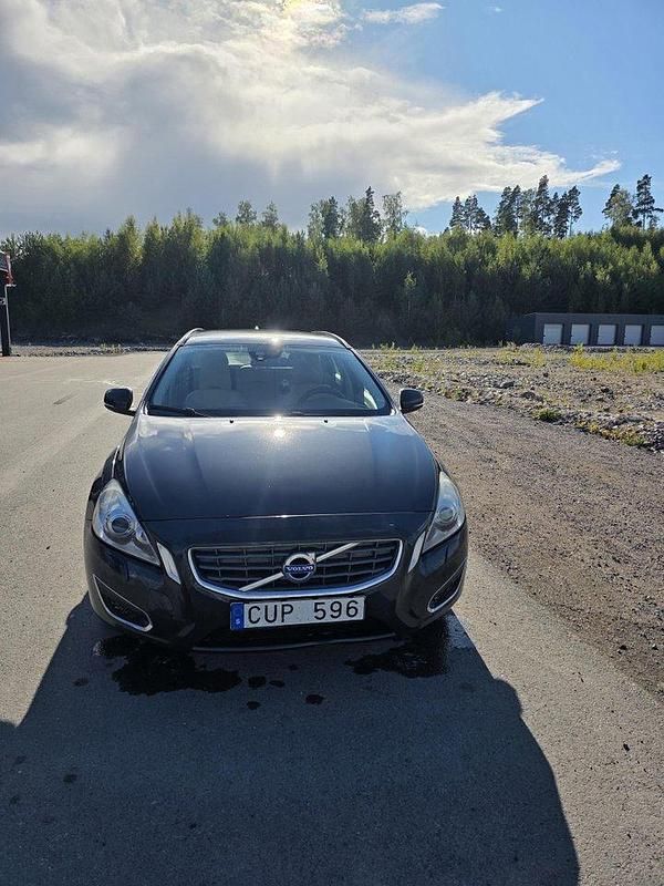 Grå Begagnad 2011 Volvo V60 Momentum Kombi | 78 500 kr (Marknadspris) - Bild 1/4