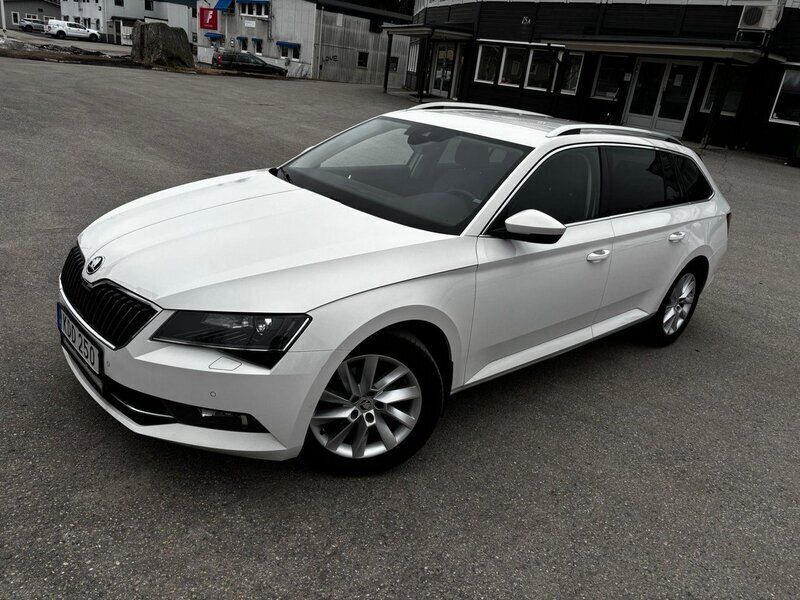 Vit Begagnad 2018 Skoda Superb Business Line Kombi | 209 900 kr (Marknadspris) - Bild 1/4