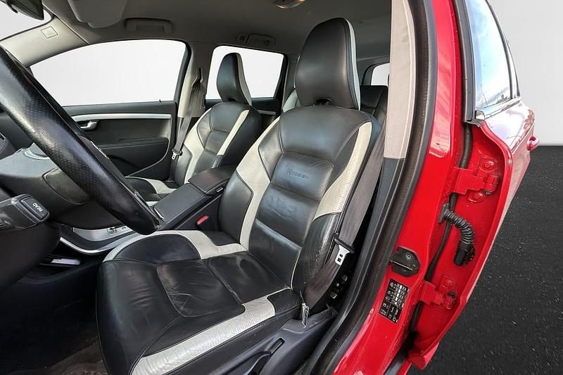 Begagnad Volvo V70 R-Design 182 HK (133 kW) 2011 Röd Kombi