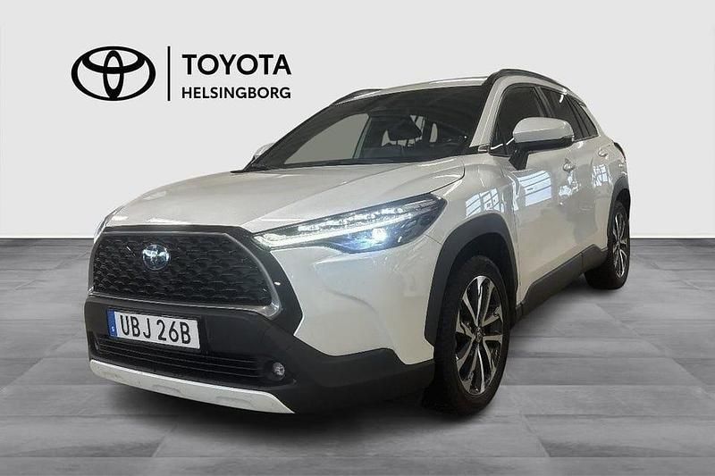 Vit Begagnad 2022 Toyota Corolla Cross Style SUV | 359 900 kr (Marknadspris) - Bild 1/4