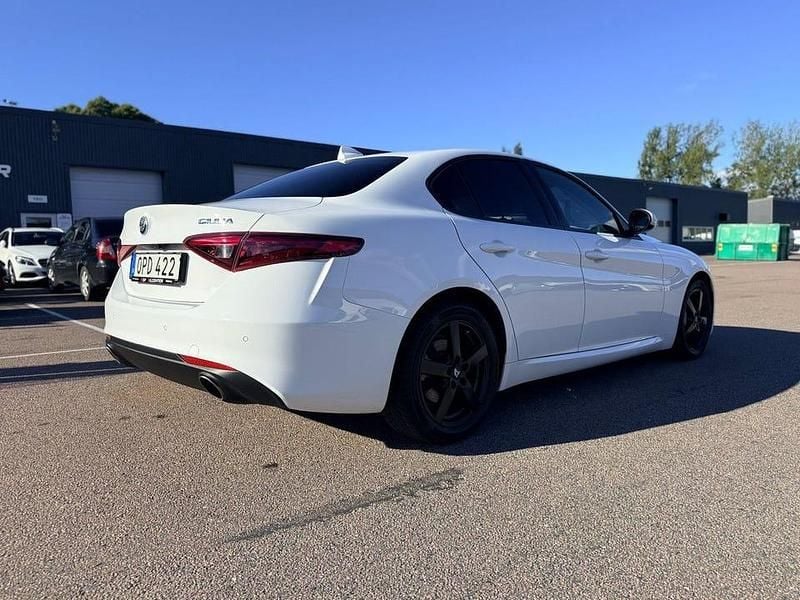 Begagnad Alfa Romeo Giulia Super 200 HK (147 kW) 2018 Vit Sedan