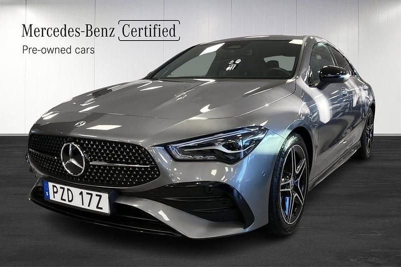 Mörkgrå Begagnad 2024 Mercedes CLA200 AMG line Sportkupé | 389 000 kr (Lite dyr) - Bild 1/4