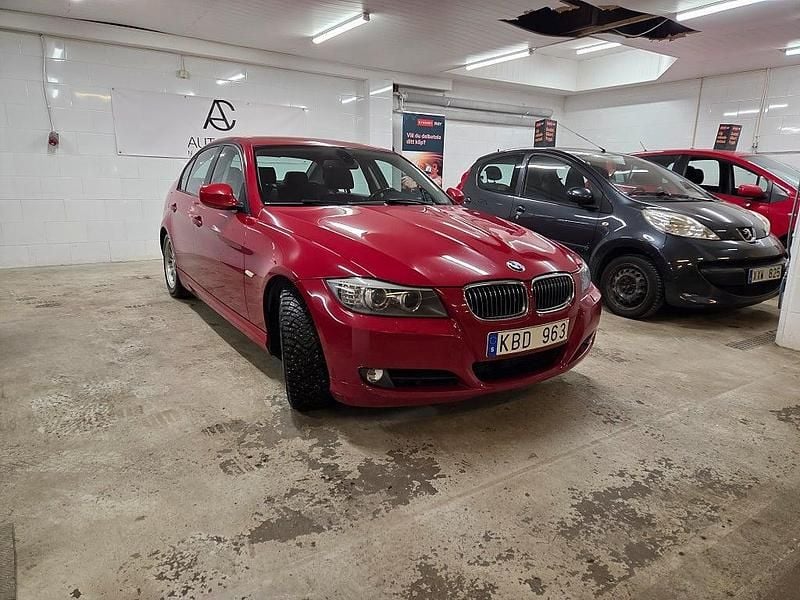 Begagnad BMW 320 Comfort Edition 177 HK (130 kW) 2009 Röd Sedan