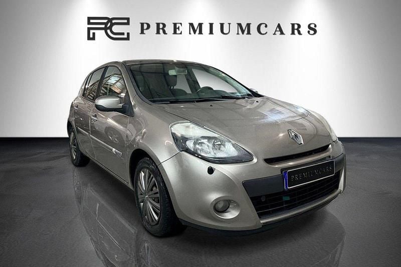 Ljusbrun Begagnad 2011 Renault Clio R.S. Halvkombi | 39 900 kr (Lite dyr) - Bild 1/4