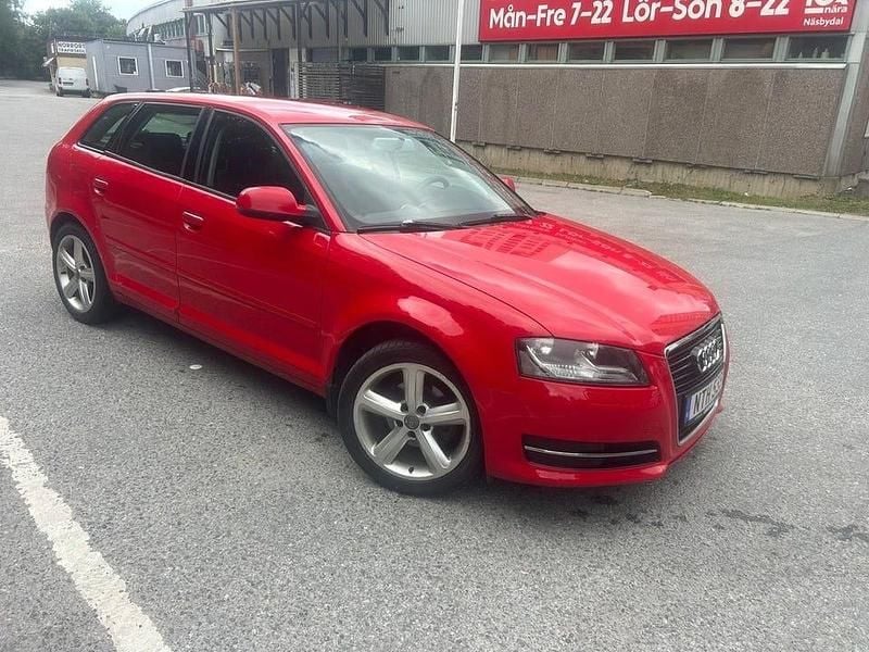 Röd Begagnad 2011 Audi A3 Sportback Attraction Halvkombi | 52 900 kr (Bra pris) - Bild 1/4
