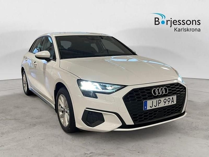Vit Begagnad 2023 Audi A3 Proline Sedan | 268 000 kr (Marknadspris) - Bild 1/4