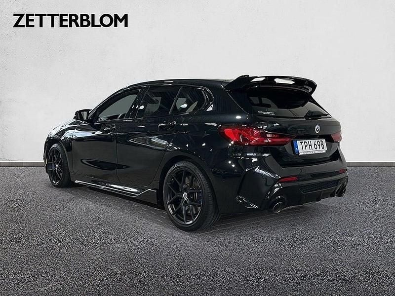 Begagnad BMW M135 Shadowline 306 HK (225 kW) 2022 Svart Halvkombi