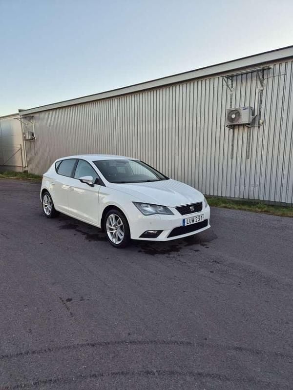 Vit Begagnad 2016 Seat Leon Style Halvkombi | 87 000 kr (Marknadspris) - Bild 1/4
