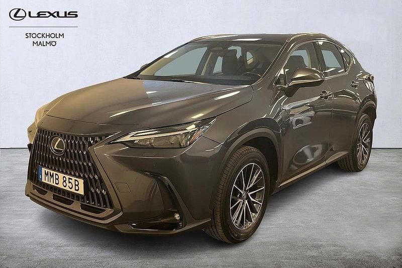 Grå Begagnad 2022 Lexus NX350h Business Edition SUV | 459 000 kr (Marknadspris) - Bild 1/4
