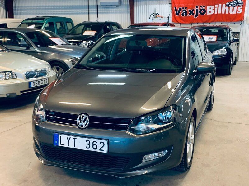 Mörkgrå Begagnad 2011 VW Polo Comfortline Halvkombi | 79 900 kr (Marknadspris) - Bild 1/4