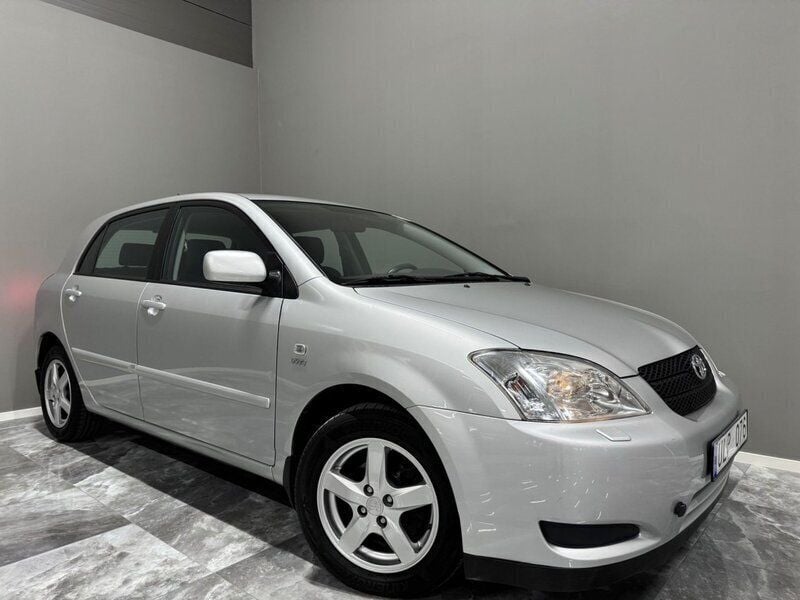 Silver Begagnad 2003 Toyota Corolla Halvkombi | 59 900 kr (Marknadspris) - Bild 1/3