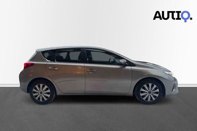 Begagnad Toyota Auris Multidrive S 132 HK (97 kW) 2013 Brun Halvkombi