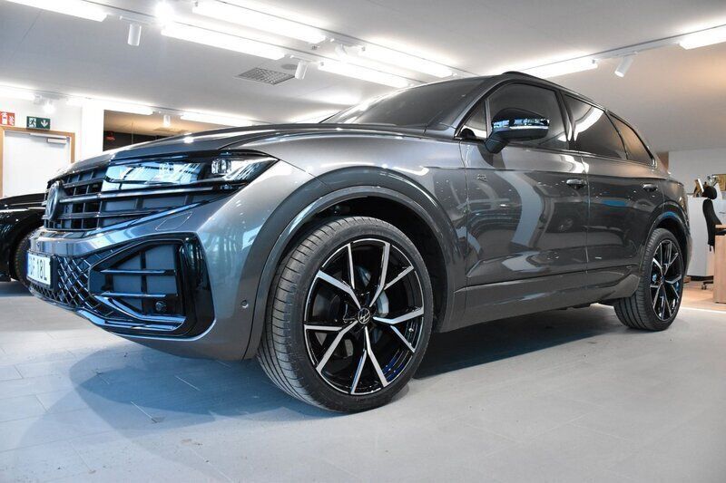 Grå Ny 2025 VW Touareg R-line SUV | 1 073 700 kr (Dyr) - Bild 1/3