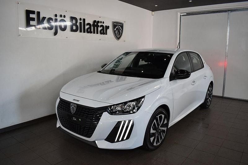 Vit (vit metallic) Ny 2025 Peugeot 208 Style Halvkombi | 225 800 kr (Lite dyr) - Bild 1/4