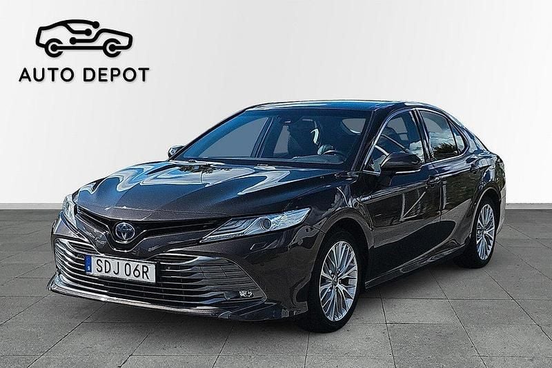 Mörkbrun Begagnad 2019 Toyota Camry Hybrid Executive Sedan | 209 000 kr (Marknadspris) - Bild 1/4